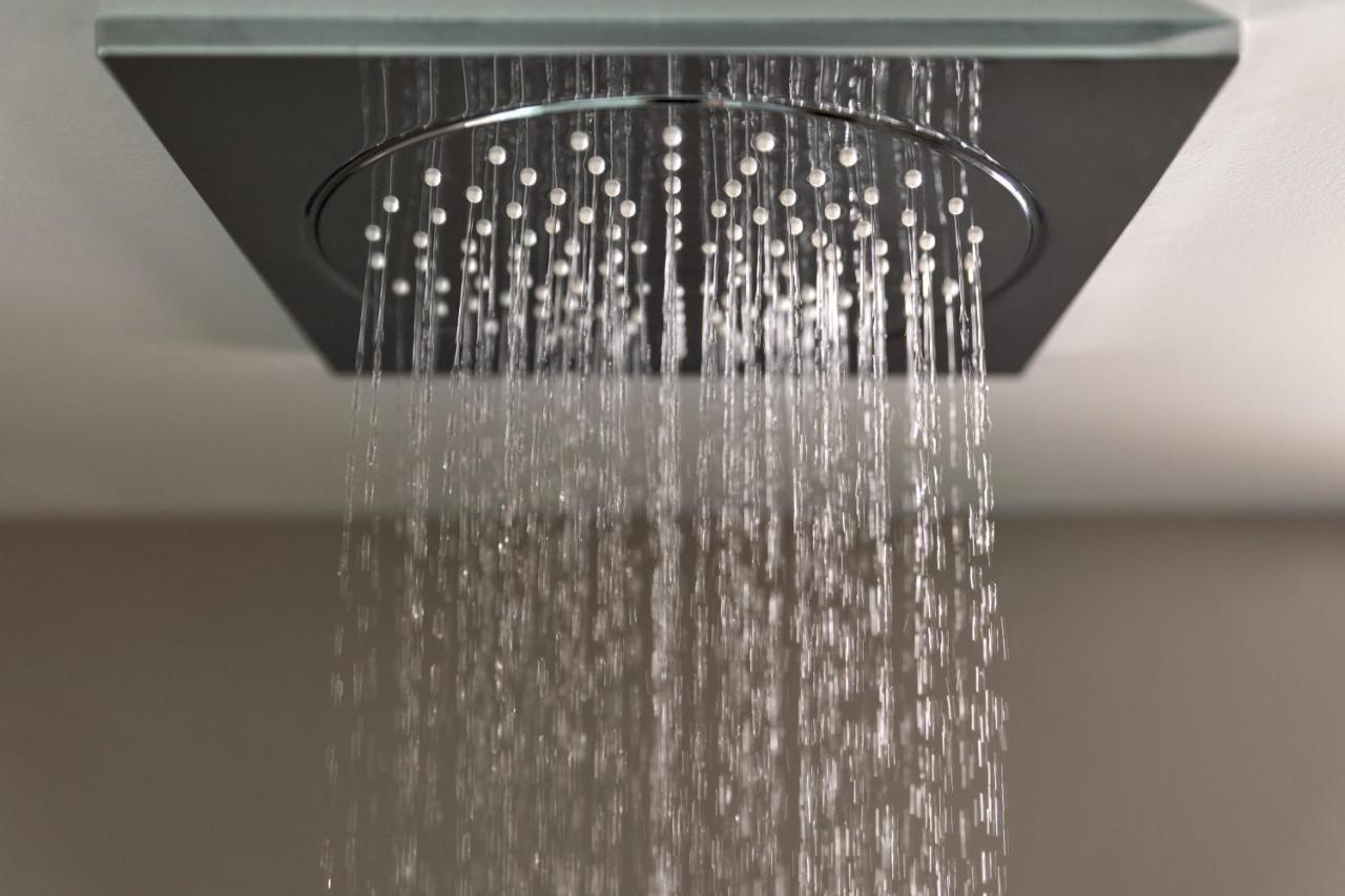 Yotel Glasgow Esterno foto Shower head