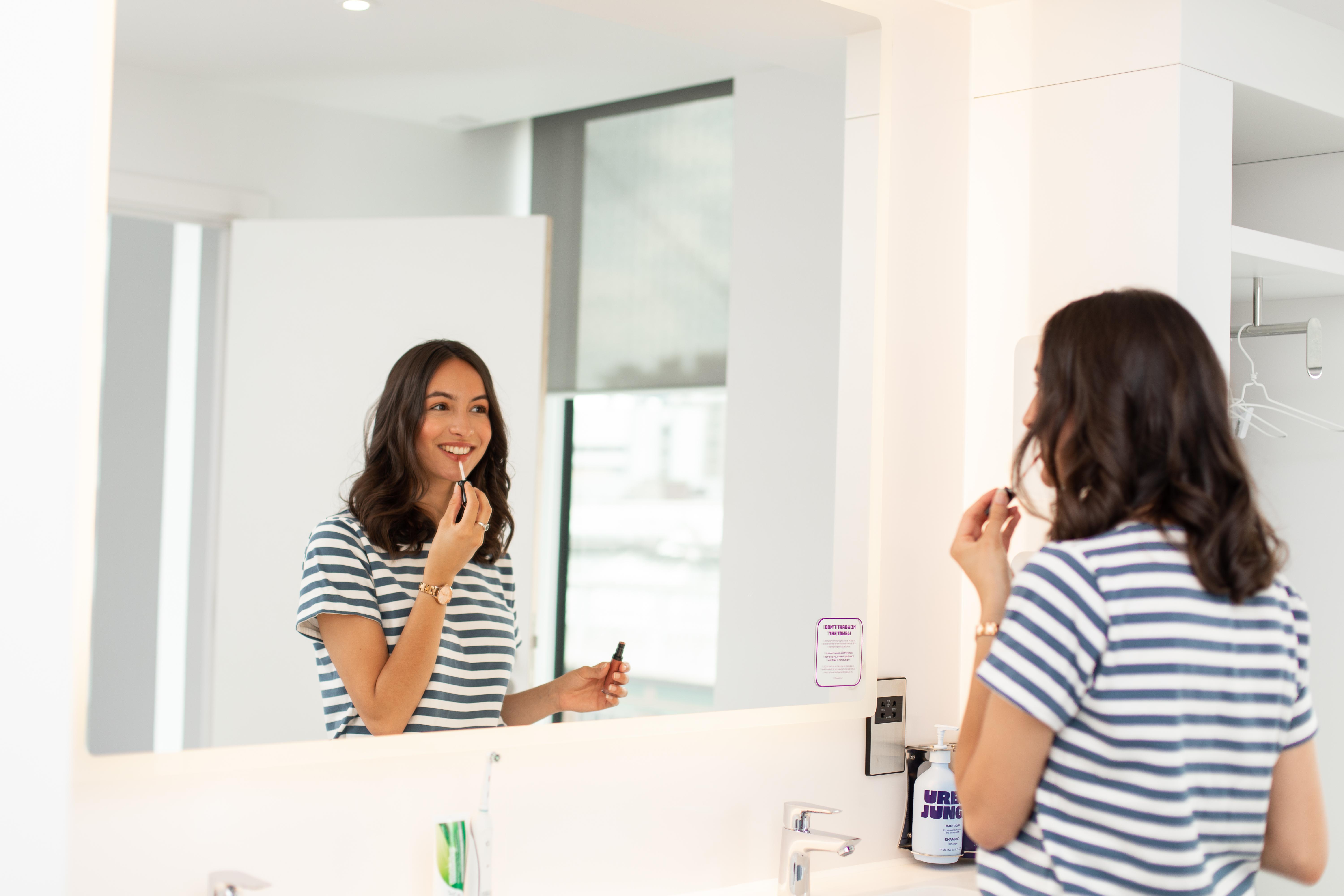 Yotel Glasgow Esterno foto A woman applying lip liner.