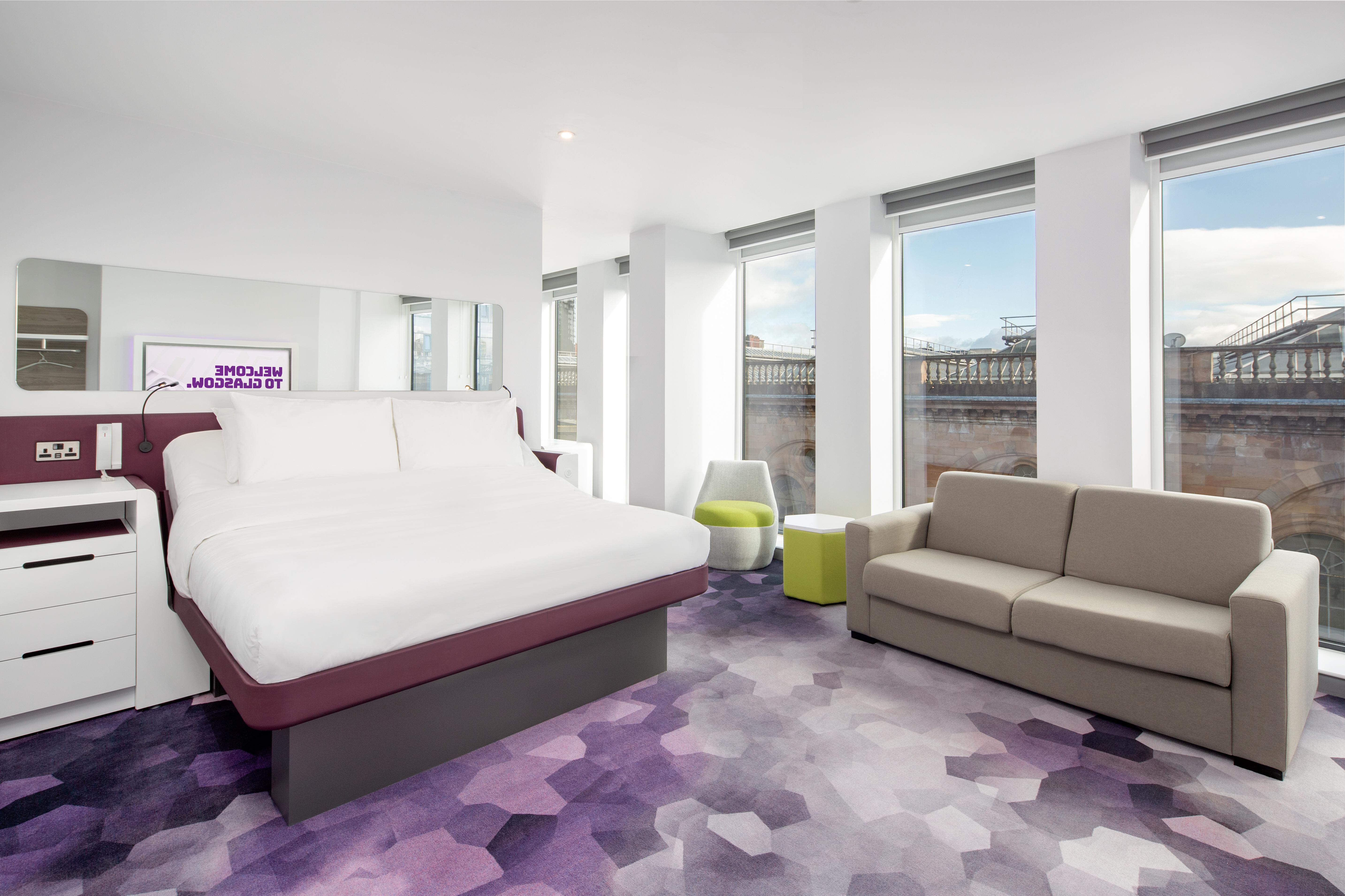 Yotel Glasgow Esterno foto A room at the new Holiday Inn Express in Warsaw, Poland