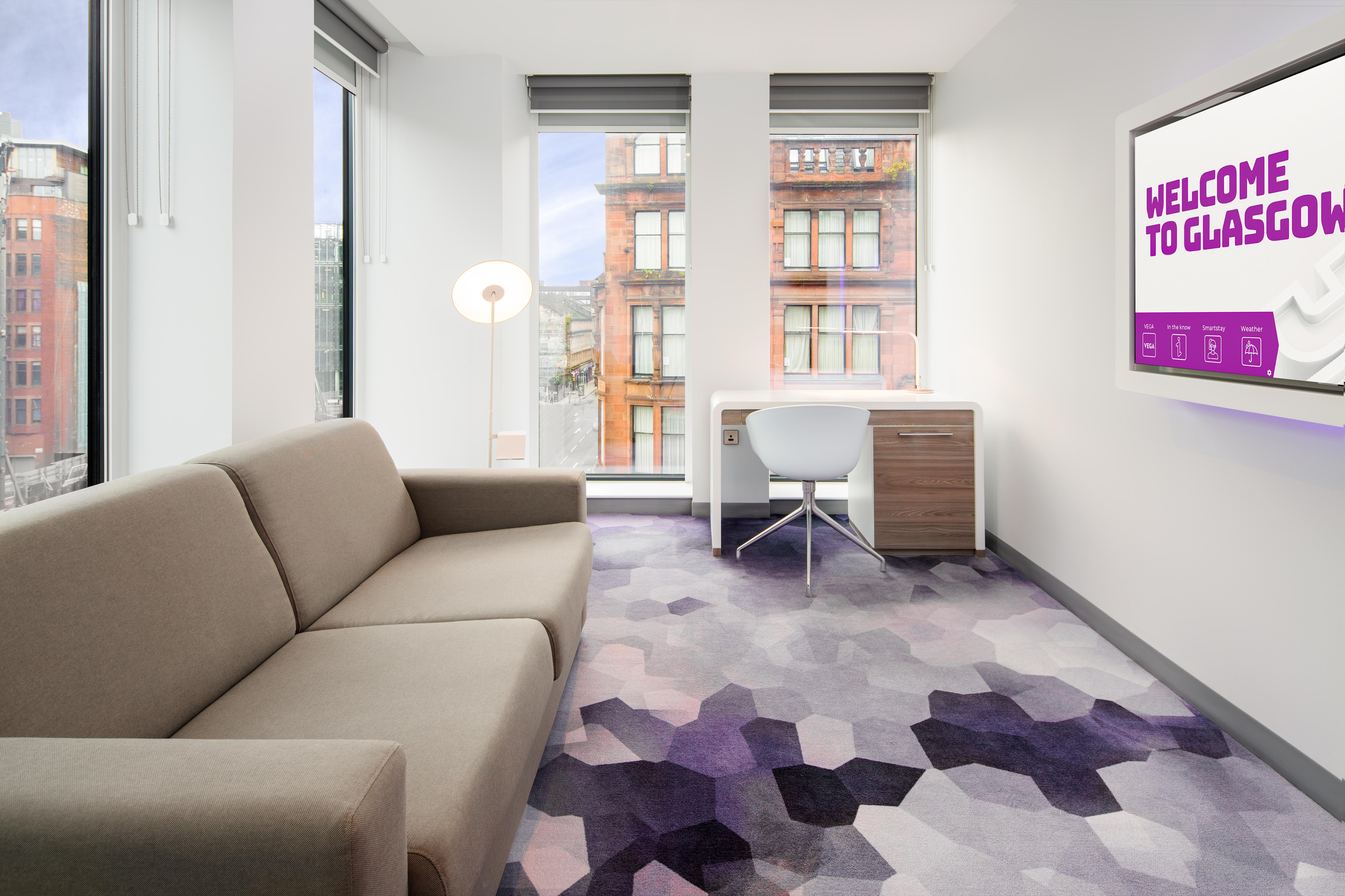 Yotel Glasgow Esterno foto A room at the new Edinburgh Holiday Inn Express