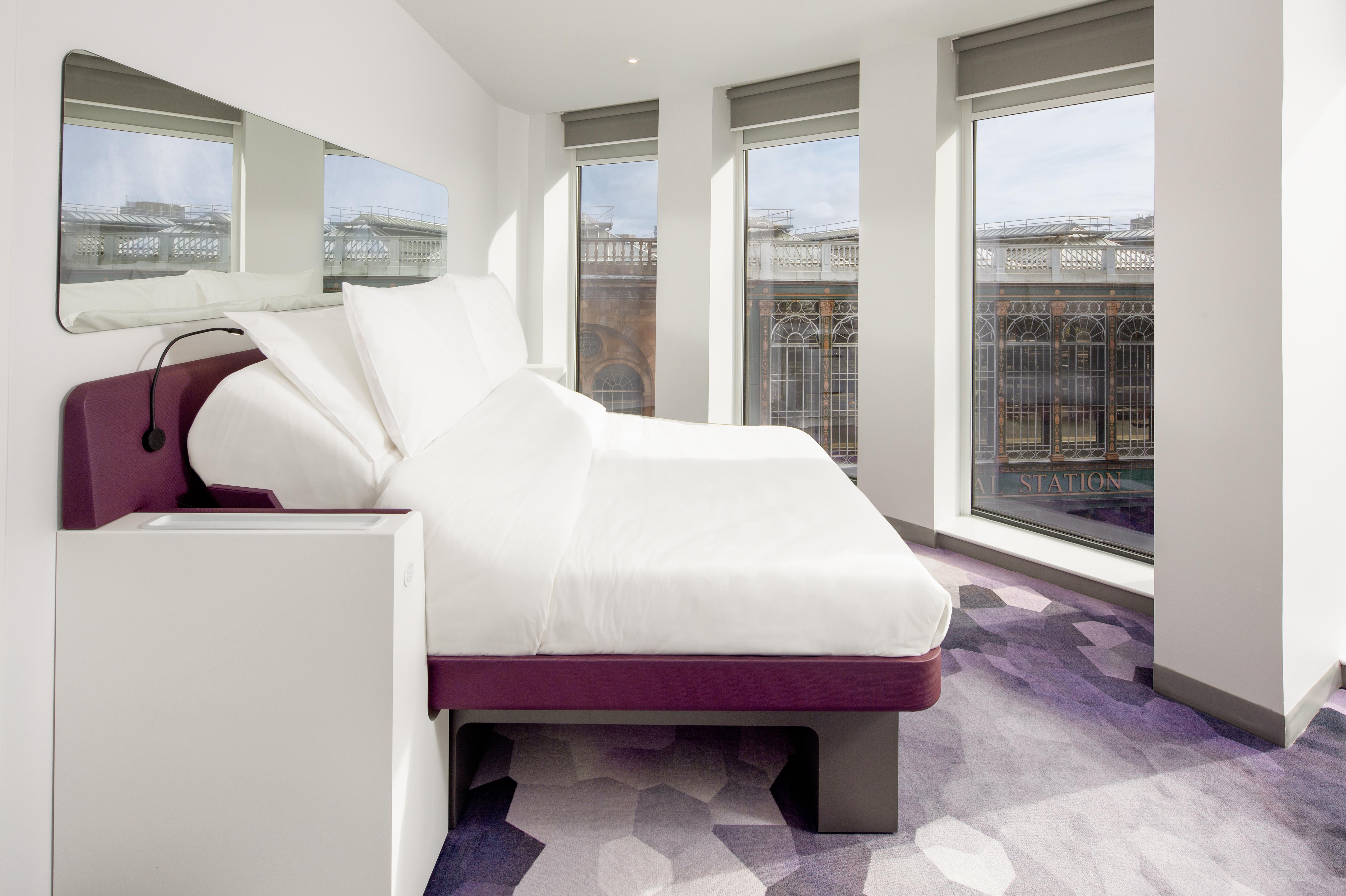 Yotel Glasgow Esterno foto The room of the hotel