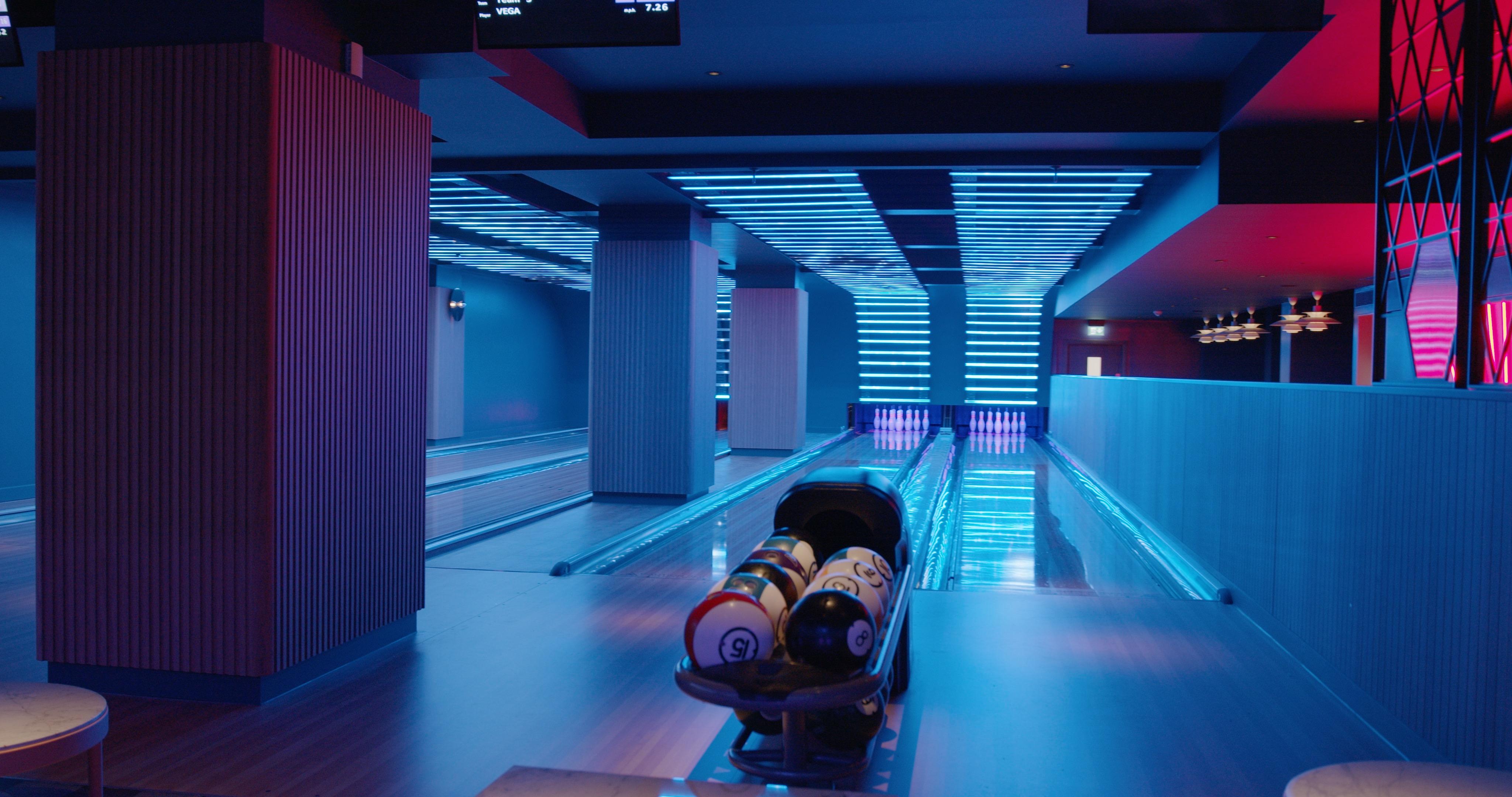 Yotel Glasgow Esterno foto The interior of the bowling alley at the hotel