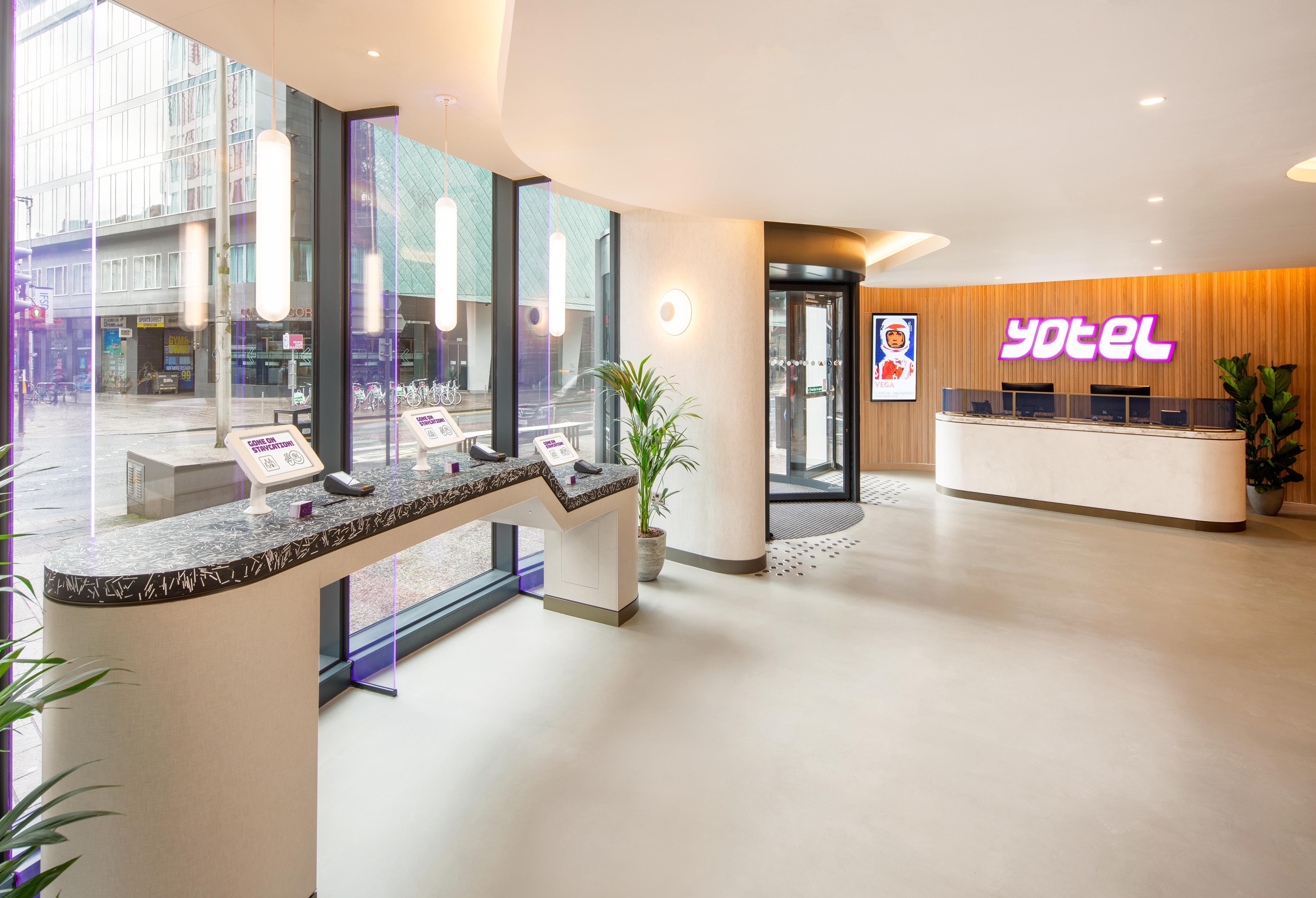Yotel Glasgow Esterno foto Reception desk of a Yotel in London