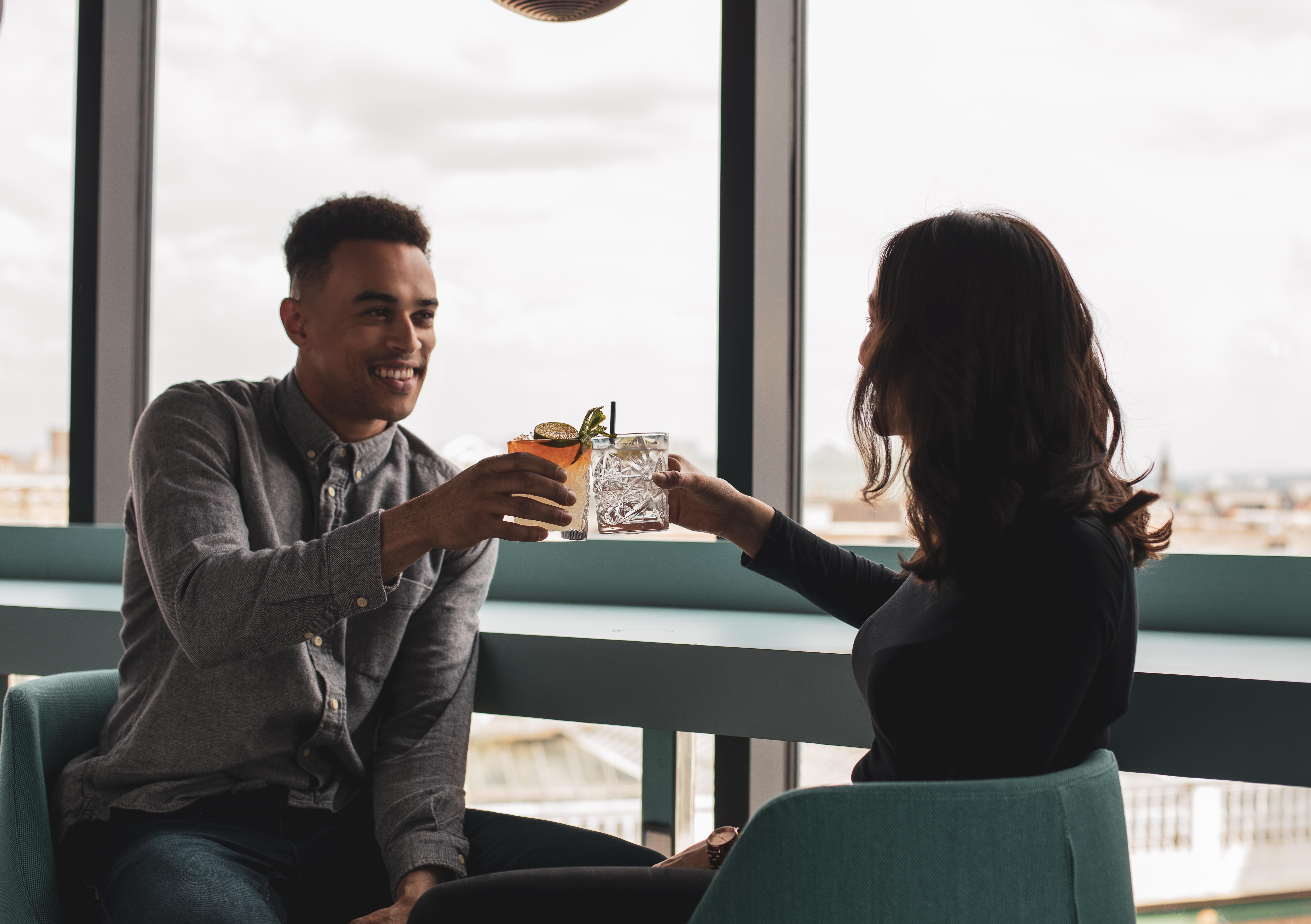 Yotel Glasgow Esterno foto A couple having drinks together.