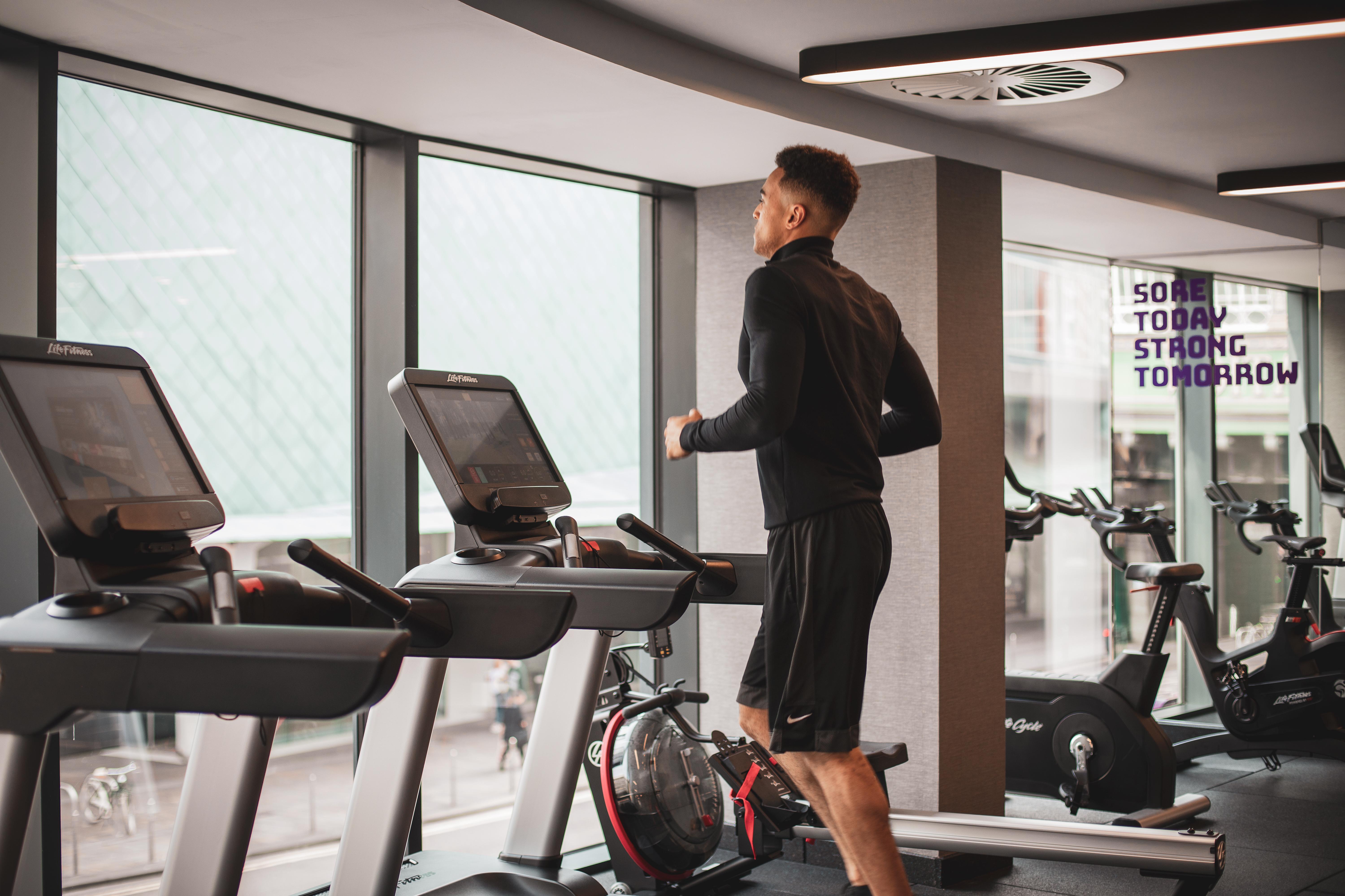 Yotel Glasgow Esterno foto A man running on a treadmill
