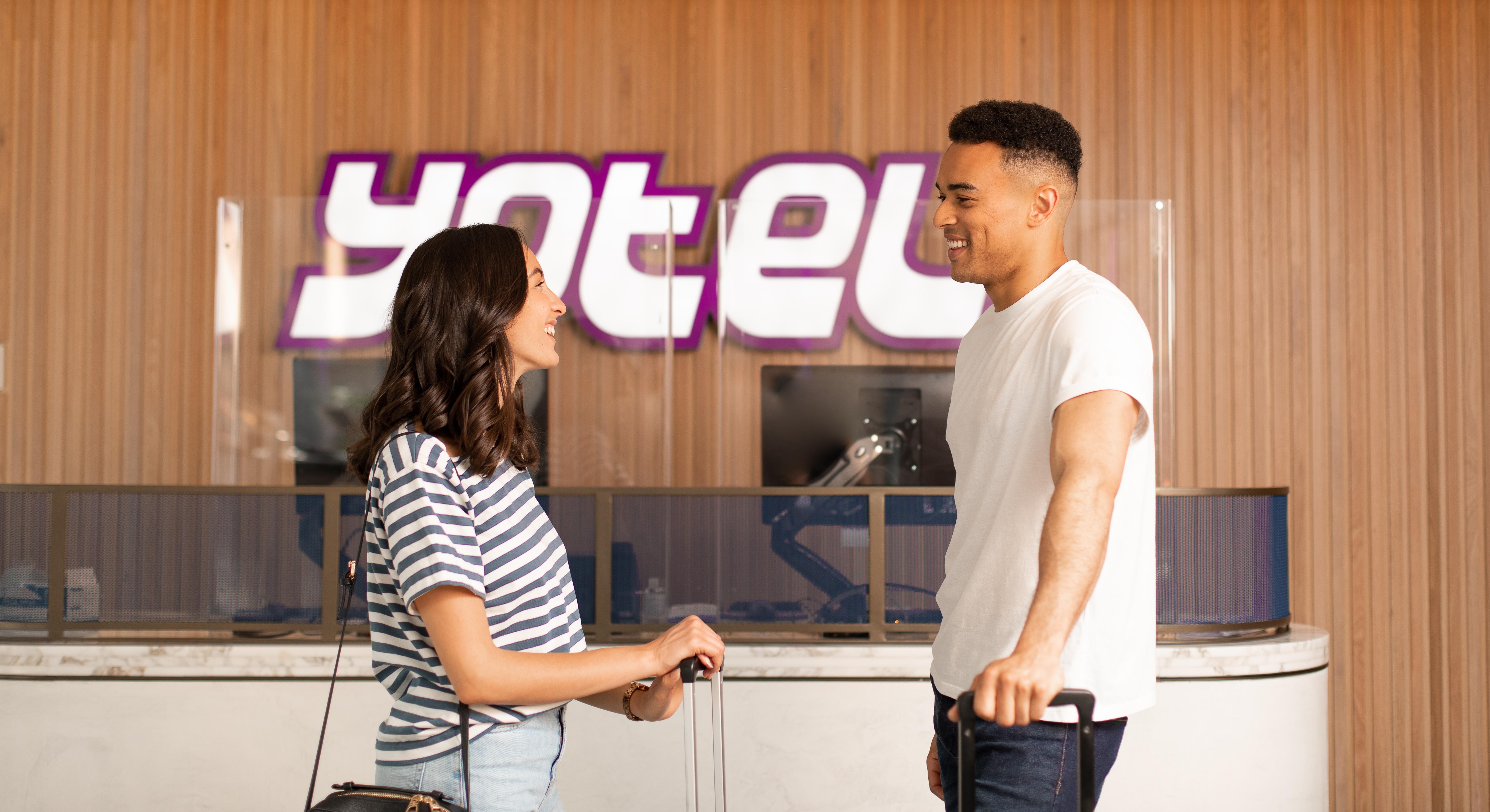 Yotel Glasgow Esterno foto Yotel reception