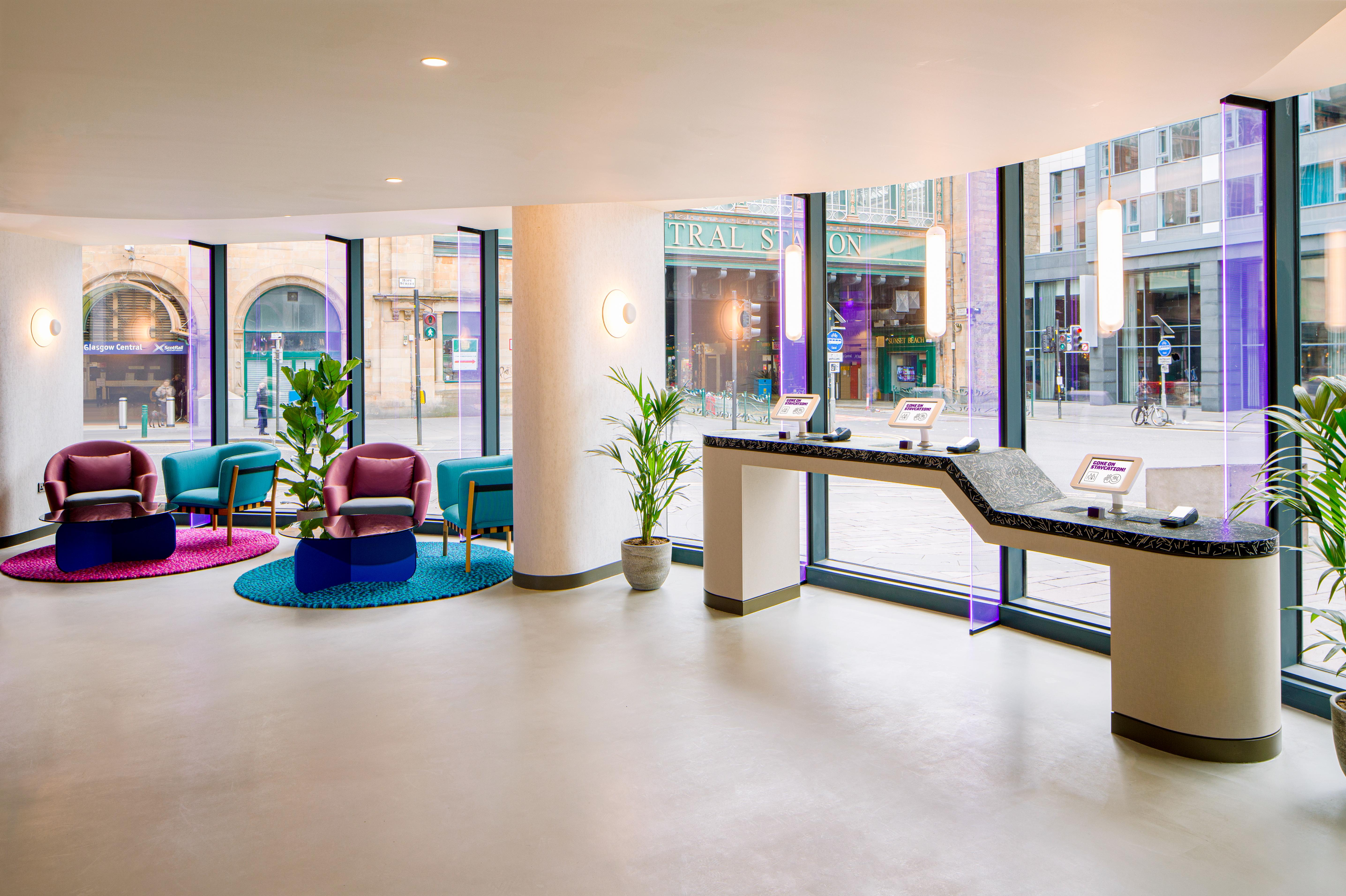 Yotel Glasgow Esterno foto Reception desk at Edinburgh Airport