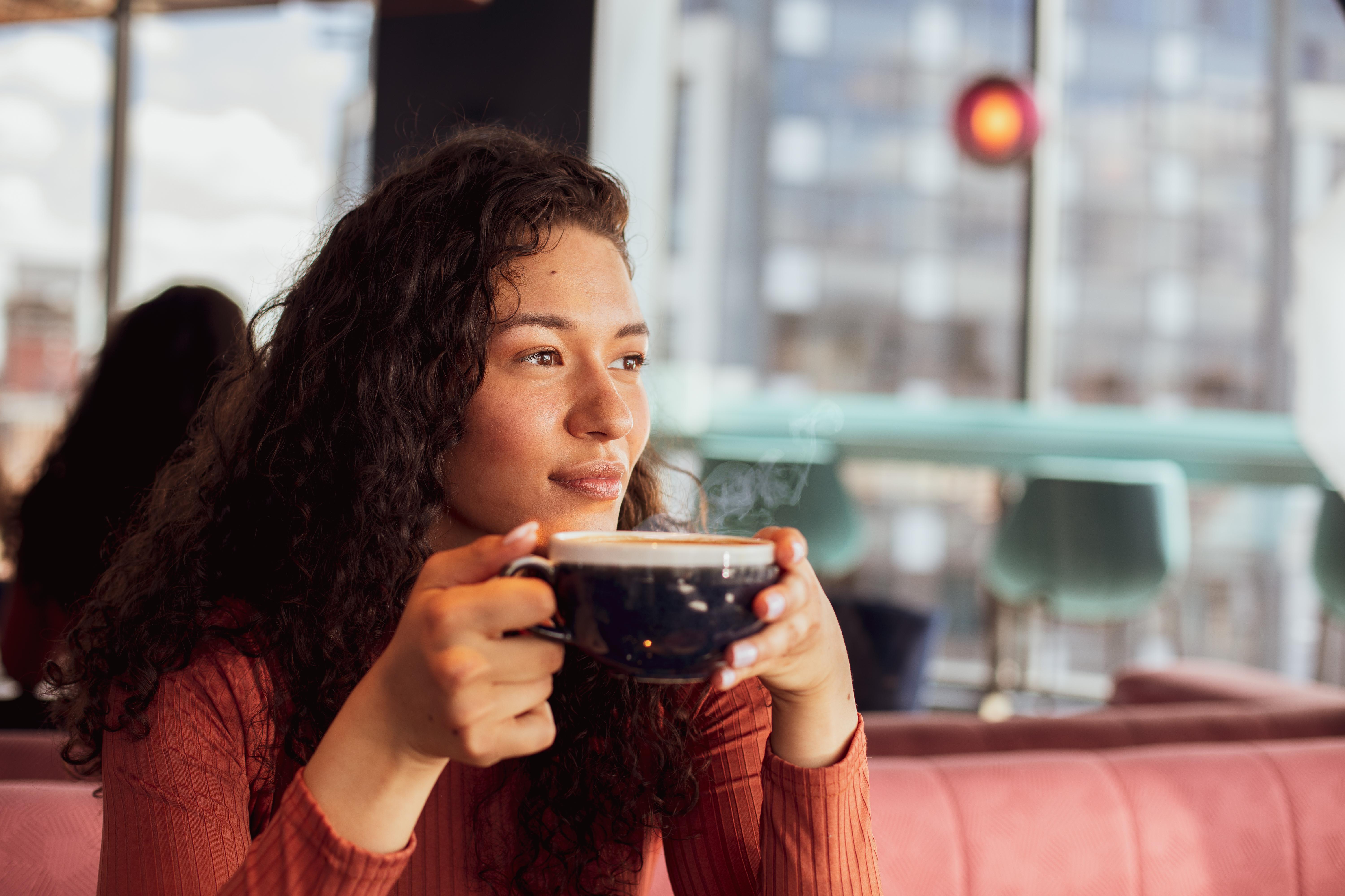 Yotel Glasgow Esterno foto A woman drinking coffee.