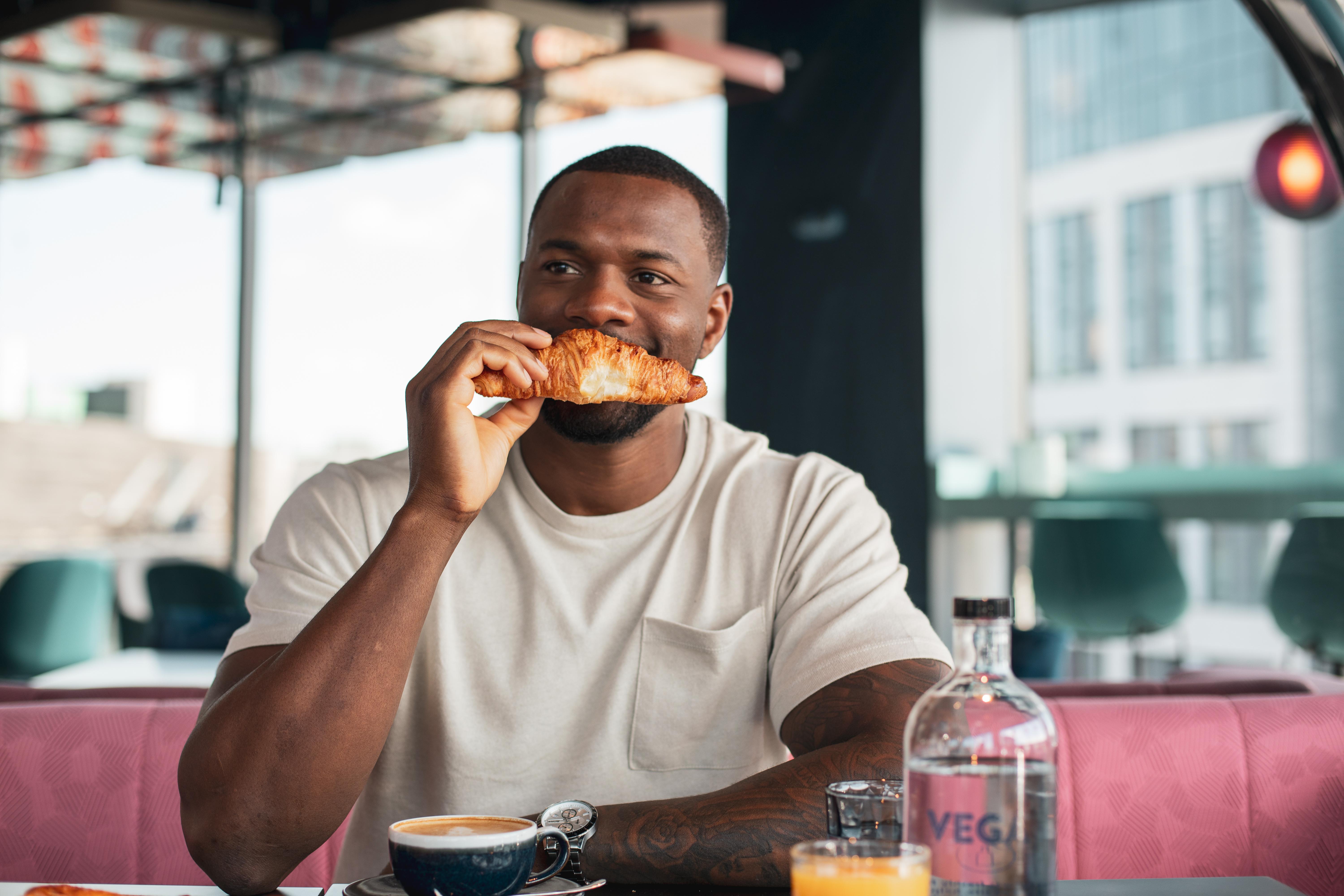 Yotel Glasgow Esterno foto Photo of a man eating a croissant