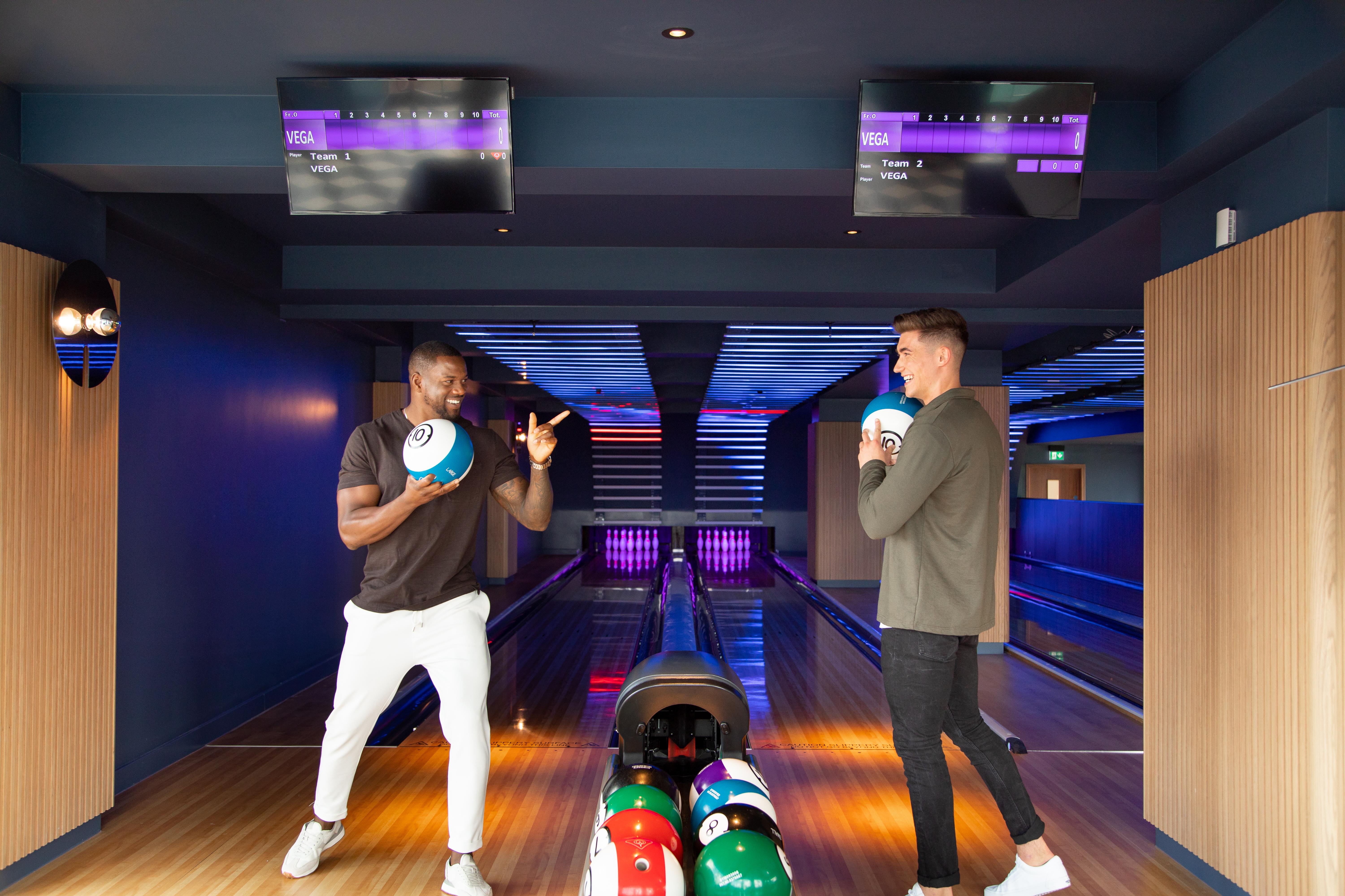 Yotel Glasgow Esterno foto Photo of two men playing bowling
