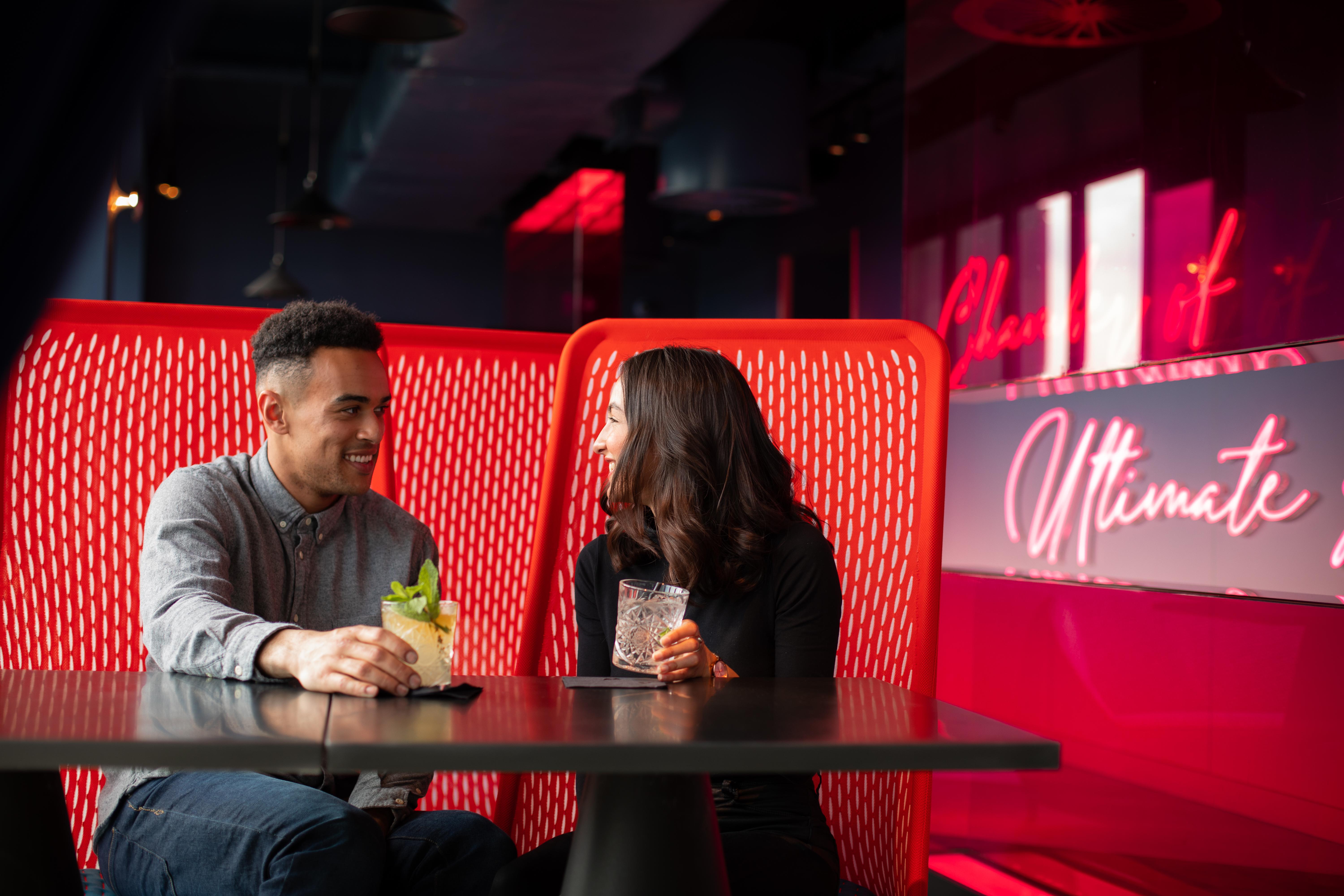 Yotel Glasgow Esterno foto Photo of couple sitting in booth with drinks