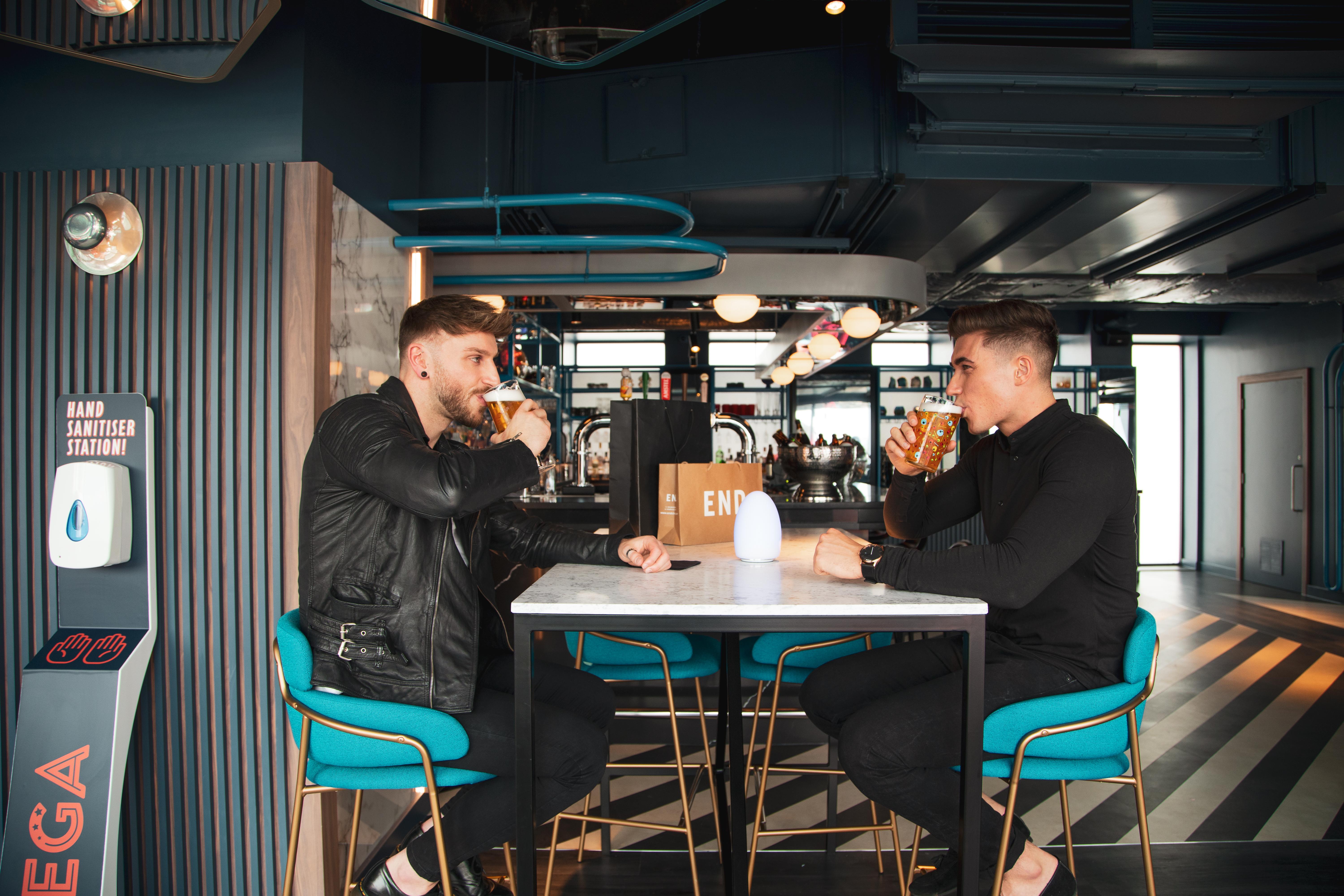 Yotel Glasgow Esterno foto Two men drinking at a bar