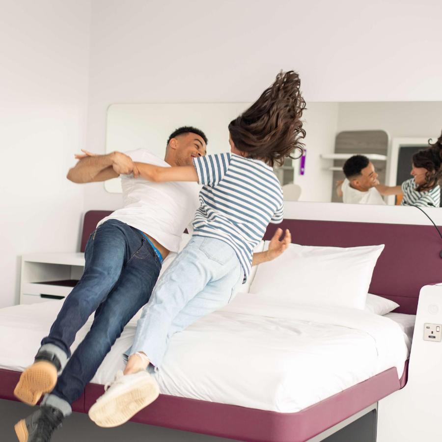 Yotel Glasgow Esterno foto "I'm not a fan of the bed."